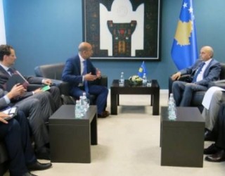 Isa Mustafa nuk e di me kë po takohet (Foto)