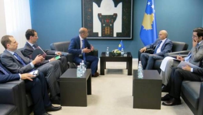 Isa Mustafa nuk e di me kë po takohet (Foto)