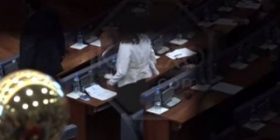 Ja momenti kur deputetët e LDK-së kundër-godasin ata të Vetëvendosjes (Video)