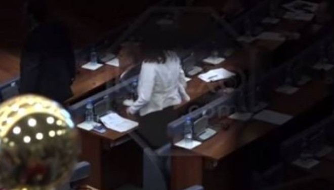 Ja momenti kur deputetët e LDK-së kundër-godasin ata të Vetëvendosjes (Video)