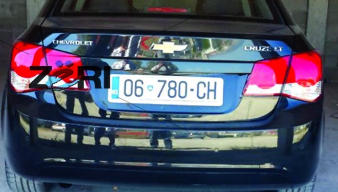 Shesin traktorin për t’i blerë veturë drejtorit (Foto)