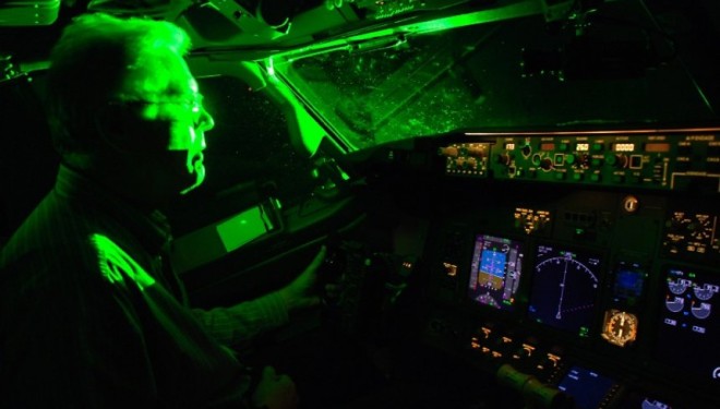 Aeroplanët në Kosovë vazhdojnë të sulmohen nga laserët ndriçues