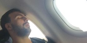 Ledrin e zë gjumi me gotë në dorë (Foto)