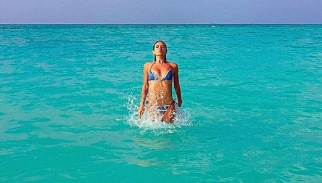 Liberta ‘shpërthen’ me foto seksi nga plazhi (Foto)