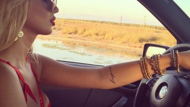 Luana shkel rregullat e trafikut, policia e fal! (Foto)