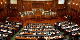 Cilat janë “beqareshat” e Kuvendit të Kosovës? (Foto)
