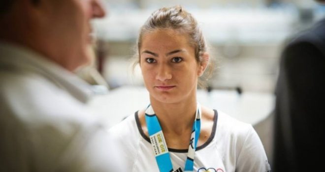 Majlinda Kelmendi pastron rrugët e Pejës (Foto)