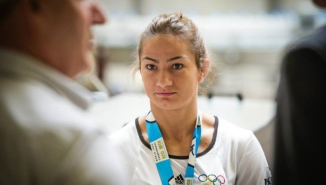 Majlinda Kelmendi pastron rrugët e Pejës (Foto)