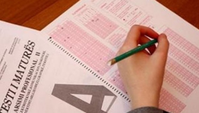 Maturanti rekordmen, e plotëson testin për 30 minuta (Video)