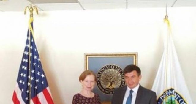 Ministri Bajrami merr mbështetje nga Amerika për dy programe arsimore