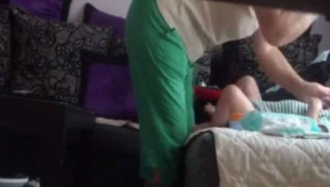 Kjo kujdestare “monstër” dhunon foshnjën 5 muajshe dhe merr 30 ditë burgim! (VIDEO)