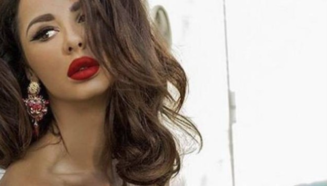 Modelja i “dridh” me këngën e Blunt dhe Real “Xhinset” (Video)