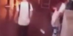 Për inat të dashnorit heq brekët dhe sytienat në mes të rrugës (Video+18)
