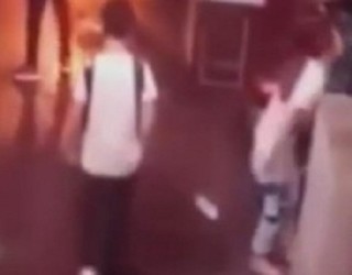 Për inat të dashnorit heq brekët dhe sytienat në mes të rrugës (Video+18)