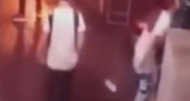 Për inat të dashnorit heq brekët dhe sytienat në mes të rrugës (Video+18)