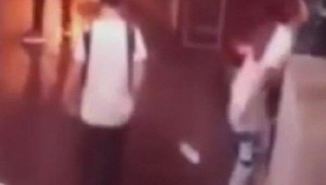 Për inat të dashnorit heq brekët dhe sytienat në mes të rrugës (Video+18)