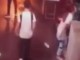 Për inat të dashnorit heq brekët dhe sytienat në mes të rrugës (Video+18)