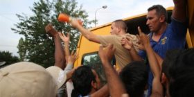 Refugjatëve u hidhet ushqimi si kafshëve (VIDEO)
