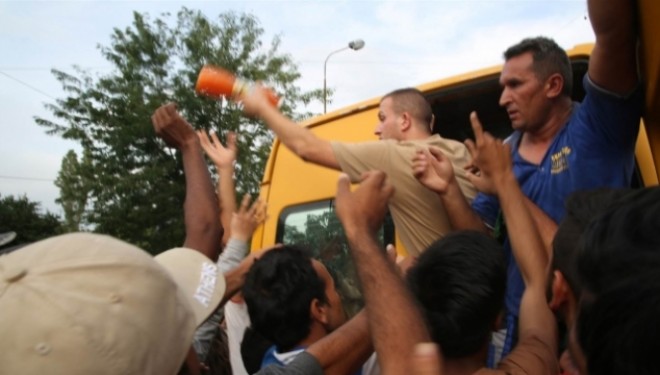 Refugjatëve u hidhet ushqimi si kafshëve (VIDEO)