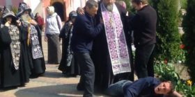 Ja si e torturon prifti i çmendu ortodoks besimtarin (Video)