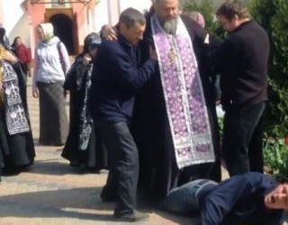 Ja si e torturon prifti i çmendu ortodoks besimtarin (Video)
