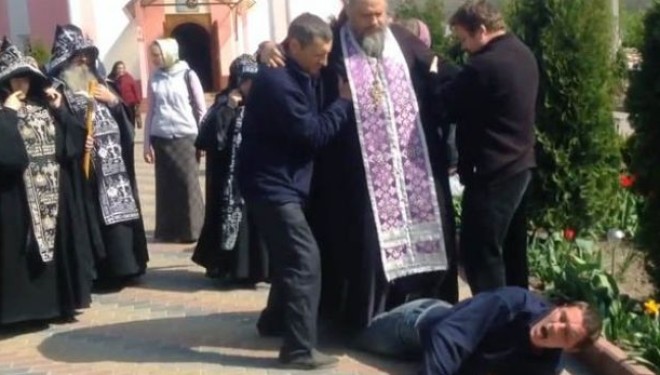 Ja si e torturon prifti i çmendu ortodoks besimtarin (Video)