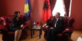 Jahjaga pritet me nderime të larta në Shqipëri