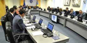 Qeveria pritet të mbajë mbledhje të jashtëzakonshme rreth orës 19