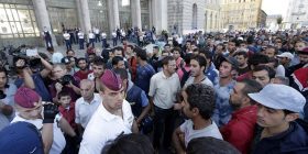 Budapesti, qyteti që ka marrë pamjen e një kampi të refugjatëve (FOTO)