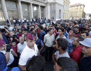 Budapesti, qyteti që ka marrë pamjen e një kampi të refugjatëve (FOTO)