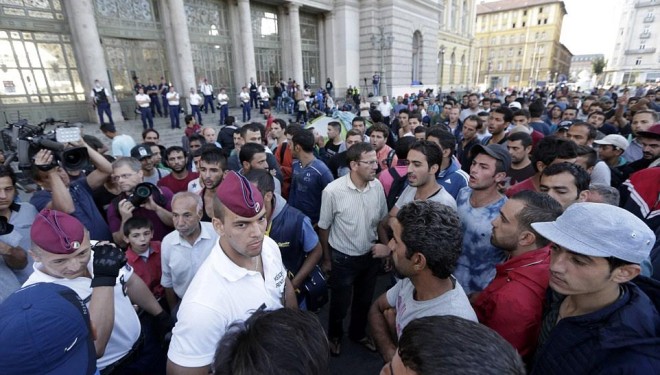 Budapesti, qyteti që ka marrë pamjen e një kampi të refugjatëve (FOTO)