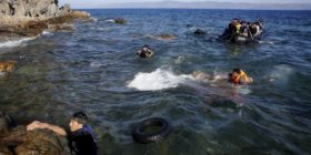 Dhjetëra refugjatë të zhdukur pas fundosjes së anijes në ujërat greke