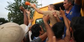 “Jemi shqiptarë, duhet t’i ndihmojmë refugjatët”