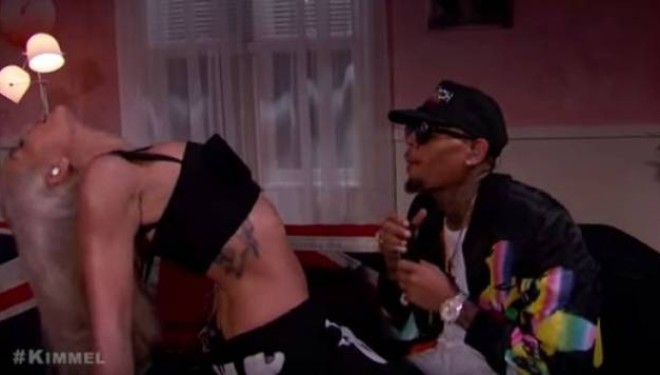 Rita Ora me pozicione të seksit, gjatë performancës live (Foto+Video)