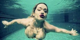 Rita Ora zbulon cicat edhe kur punon (Foto)