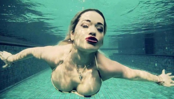 Rita Ora zbulon cicat edhe kur punon (Foto)