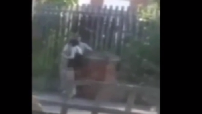 Seks me të dashurën para shtëpisë, kërcënon me thikë fqinjin pse e pa (Video)