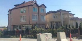Këto dy shtëpi do të rrënohen pasi janë pengesë për autostradën në Veterrnik (Foto)