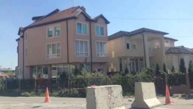 Këto dy shtëpi do të rrënohen pasi janë pengesë për autostradën në Veterrnik (Foto)