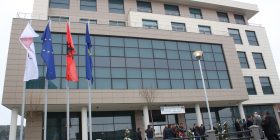 Kontratat e kundërligjshme milionëshe të komunës së Skenderajt