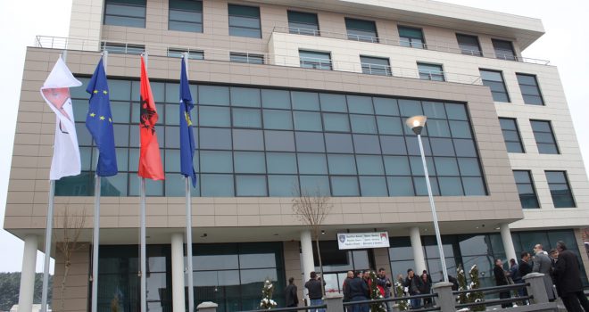 Kontratat e kundërligjshme milionëshe të komunës së Skenderajt