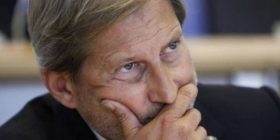 Hahn për zhvillimet në Kuvend: Mospajtimet të pranueshme, por jo dhuna