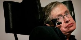 “Bomba” e Stephen Hawking: “Do të shpëtojmë duke ikur nga Toka”