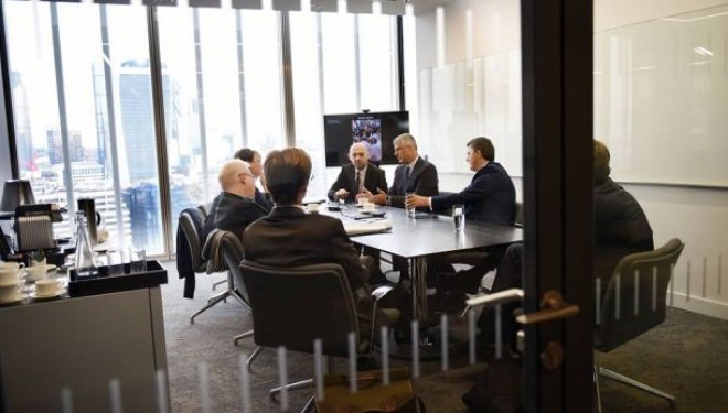 Thaçi në Londër viziton “The Times”, flet me redaktorët për rolin e medieve (Foto)