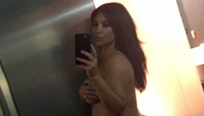 Një mashkull rikrijon selfien e zhveshur të Kimit shtatzënë (Foto)