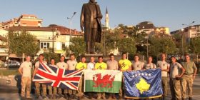 Ushtarët britanikë e ata të FSK-së ecin 45 kilometra në rikujtim të hyrjes në Kosovë