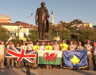 Ushtarët britanikë e ata të FSK-së ecin 45 kilometra në rikujtim të hyrjes në Kosovë