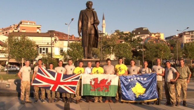 Ushtarët britanikë e ata të FSK-së ecin 45 kilometra në rikujtim të hyrjes në Kosovë