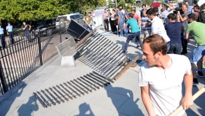 Vetëvendosje ia rrëzon “barrikadën” Qeverisë (Foto/Video)