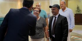 Veseli takoi të mbijetuaren e Holokaustit (Foto)